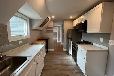 29 Carpenter St #3 1