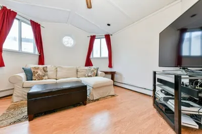 837-1/2 E 2nd St #2