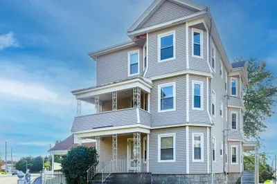 895 Bay St