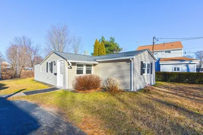 76 Dickens St