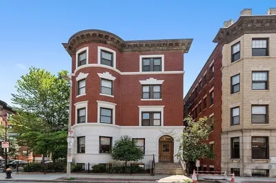 128 Hemenway St #402