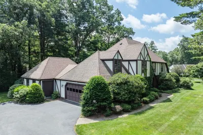 7 Deepwood Dr 1