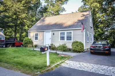 10 Ledgewood Dr