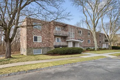 25 LionEl AvE #E