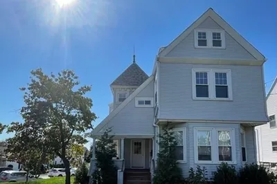 2 Westmoreland St #2