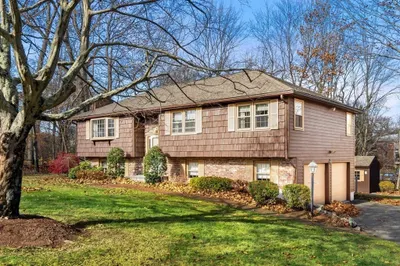 30 Mill Pond Ln