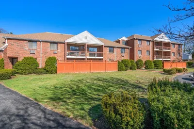 655 Saw Mill Brook Pkwy #9 1