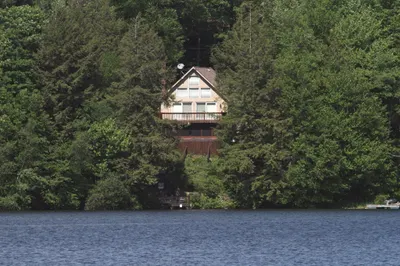 207 Lakeside Dr