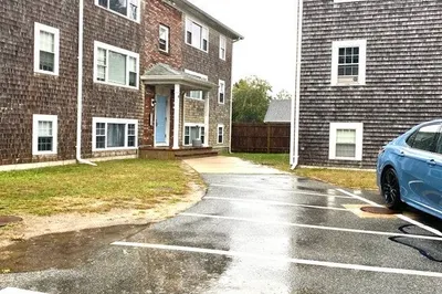 9 Edwards Ave #B6
