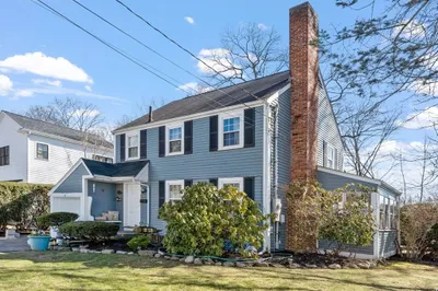 25 Moody St