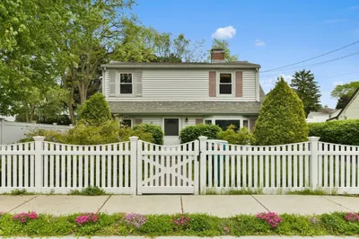 35 Alandale Pkwy 1