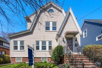 32 Thurlow Ave