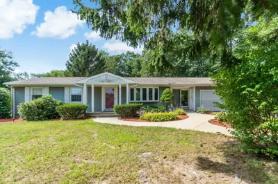 23 Colonial Way 1