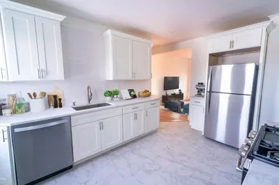 302 Summit Ave #3