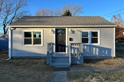 16 Daniel St