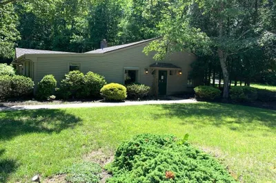 146 Hudson Rd 1