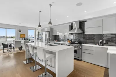 407 W 1st St #302