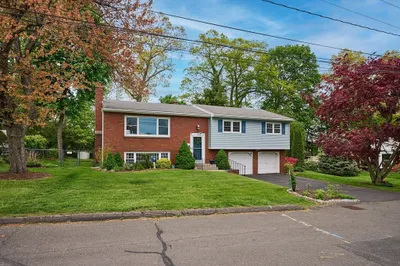 27 Mount Tom Ave