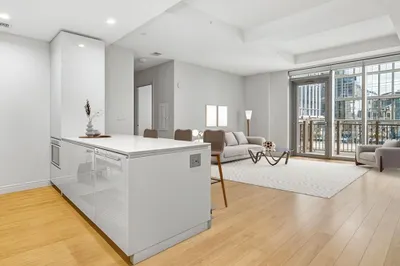135 Seaport Blvd #1907