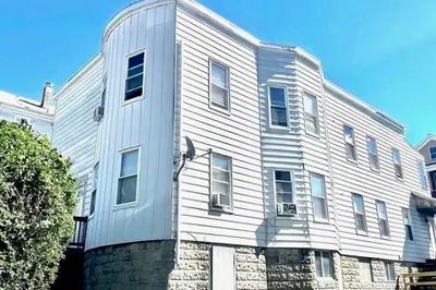 8 Bourne St #2R