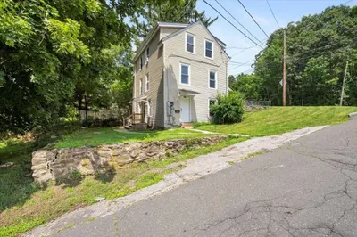 165 Pleasant St 1
