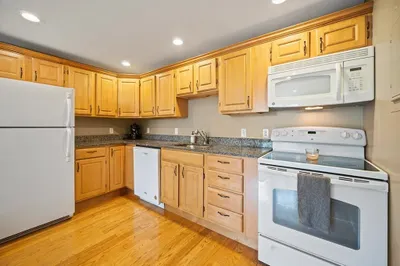 218-220 E Cottage St #2 1