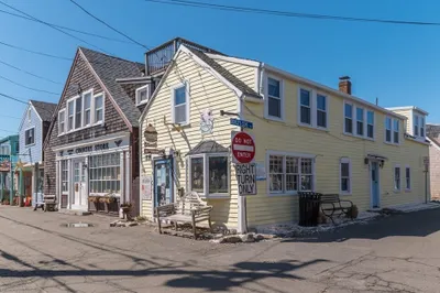 42 Bearskin Neck 1
