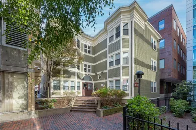 44r Brattle St 1