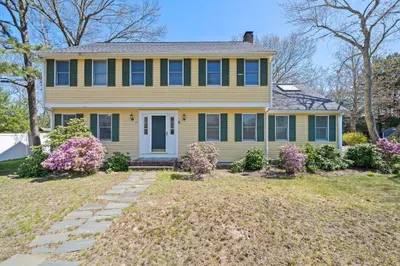 75 Erica Dr