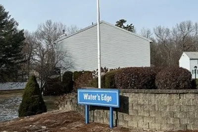 9 Waters Edge Dr #9