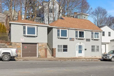 320 Main St 1