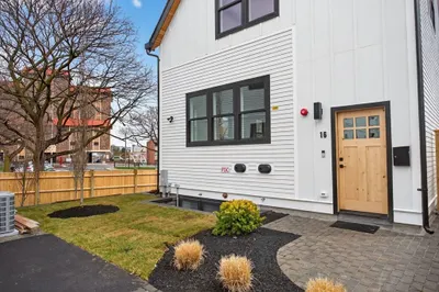 16 Hamlet St #16