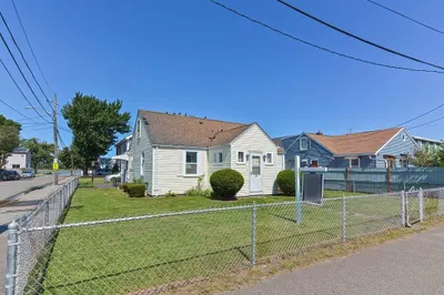 325 N Shore Rd 1