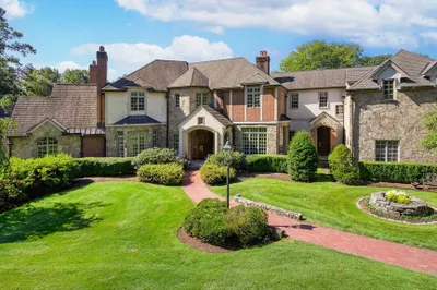 12 Wyndemere Drive 1