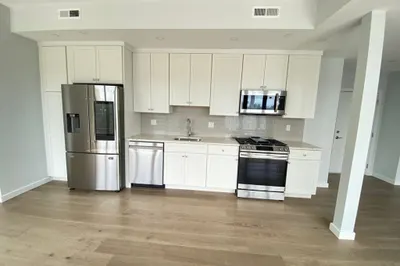 405 Pleasant St #4