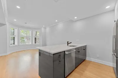 535 Newbury St #2