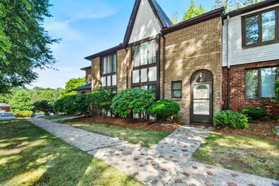 8 Cobblestone Lane #8
