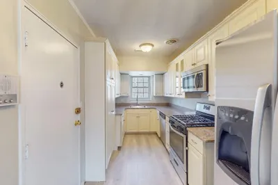 137 Lake Shore Rd #4 1