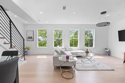 100 White St #4 1