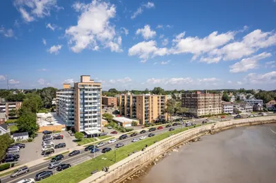 300 Lynn Shore Dr #204