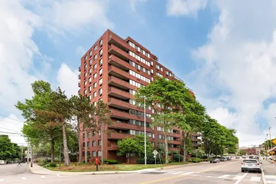 77 Adams St #402
