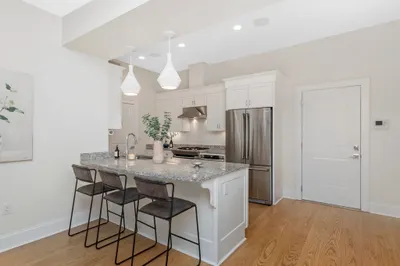 380 Bunker Hill #102