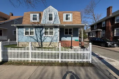 10 W Elm Ave