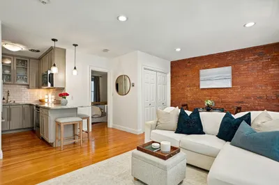 8 Battery St #4 1