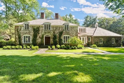 24 Colonial Way 1