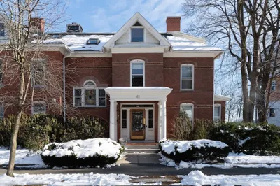 61 Crescent St #7 1