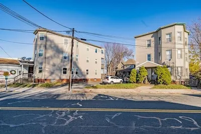 993-1015 Main St 1