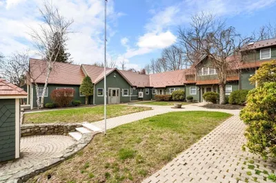 809 Country Way