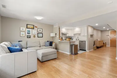 376 Commercial Street #2B