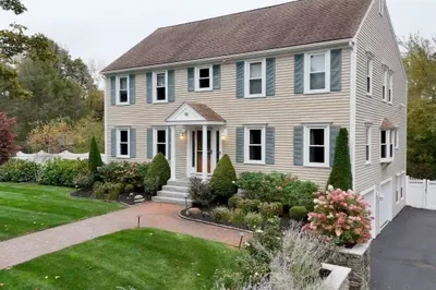 10 Stoneybrook Drive 1